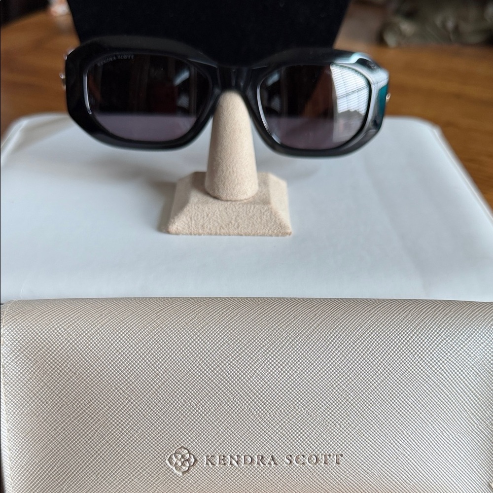 🕶️KendraScottNewStyleSunglassesRectangularModernFaceted FrontGemstonesOnSidesNWT - Picture 4 of 10